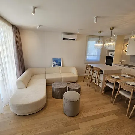 Urban Art Retreat By Belmont Realty ザダル